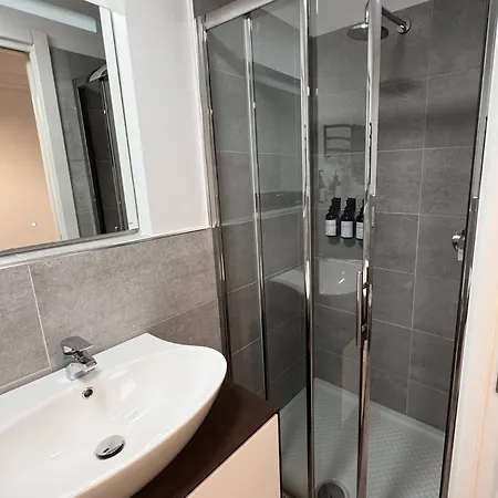 Modern 2-br In The Heart Of